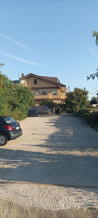 Ferienwohnung Garden Basement - Seminterrato Max 4 Ospiti - Fiumicino Vicino Aeroporto E Fiera Exterior foto