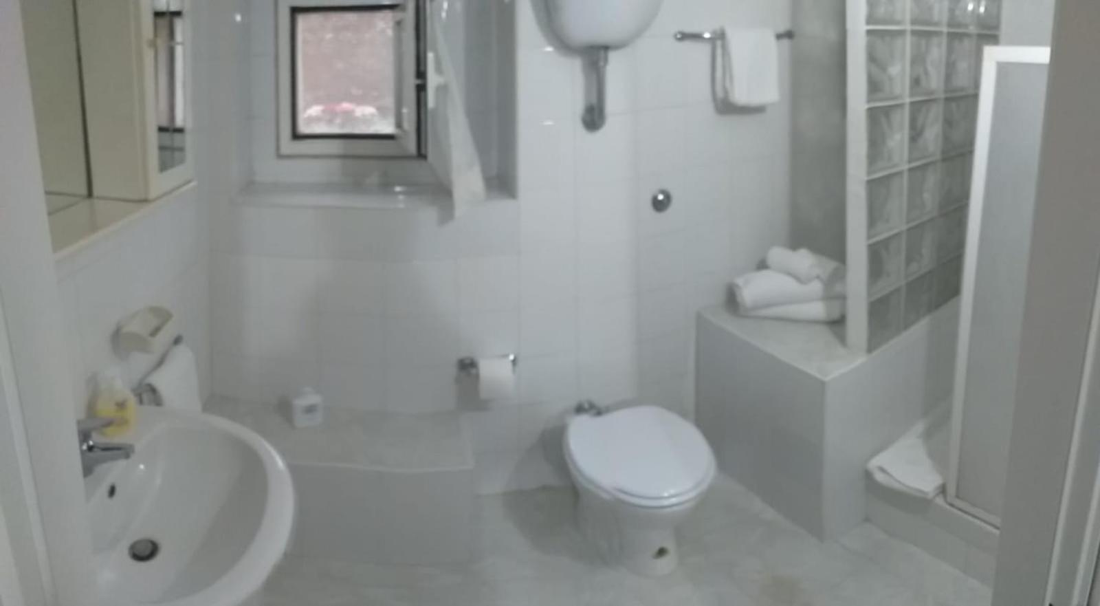 Ferienwohnung Garden Basement - Seminterrato Max 4 Ospiti - Fiumicino Vicino Aeroporto E Fiera Exterior foto